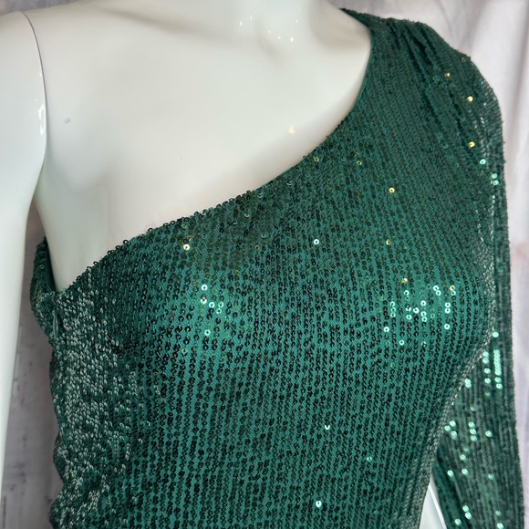 LA FEMME DRESS in emerald sequence. - Picture 2 of 8